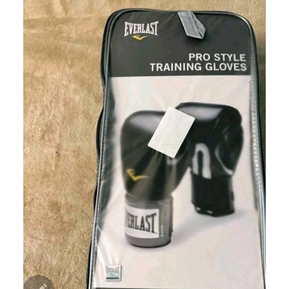 Everlast Black Training Gloves - Picture 1 of 5